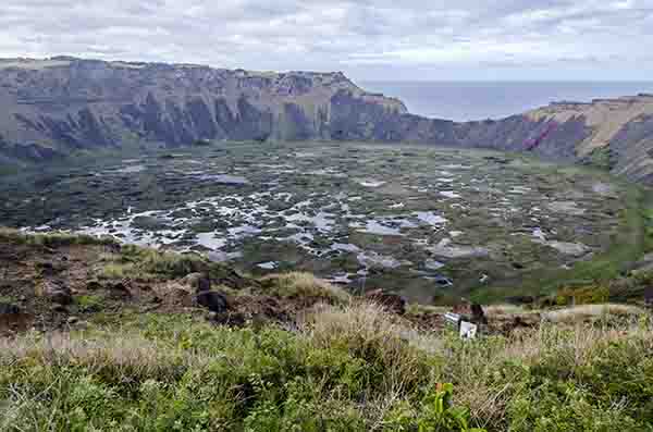 205 - Chile - isla de Rapa Nui o Pascua - volcan Rano Kau - crater